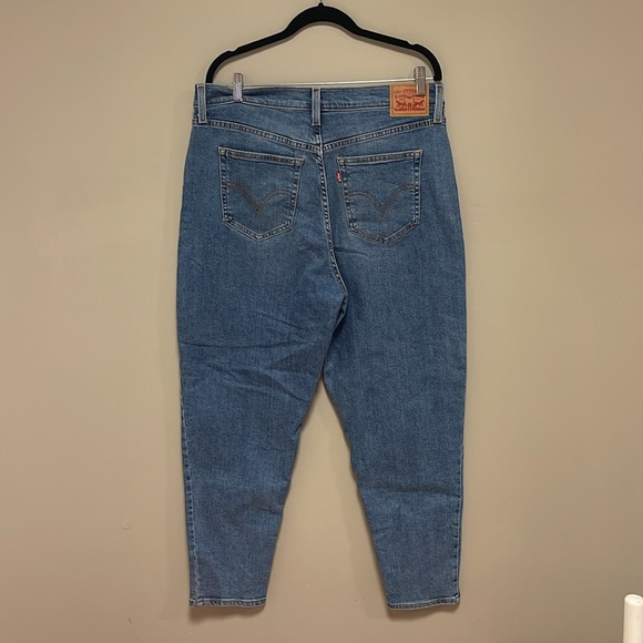 Levi’s High Rise Mom Jeans in color Medium Indigo. - Picture 3 of 6